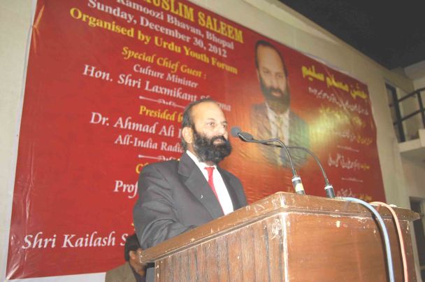 Muslim Saleem reciting his ghazals at Jashn-e-Muslim Saleem at MP Urdu Academy, Bhopal on December 30, 2010.